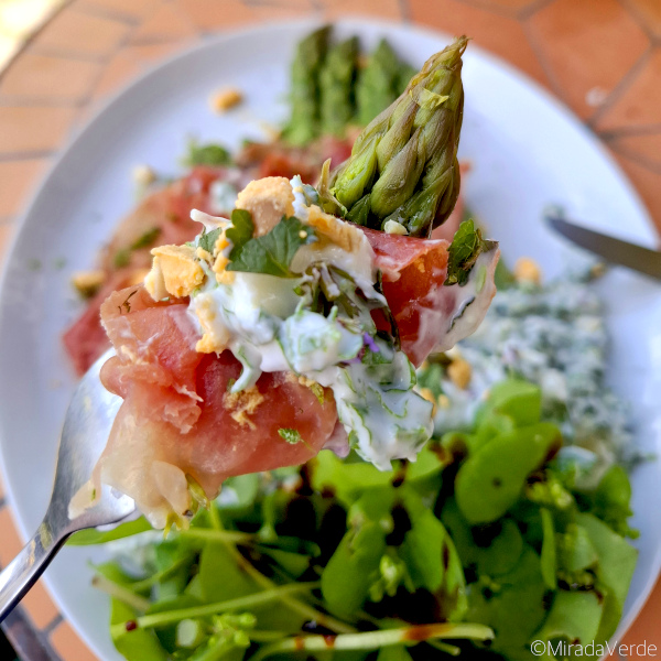 Grüner Spargel mit Prosciutto, Wildkräuterjoghurt und Portulak auf der Gabel