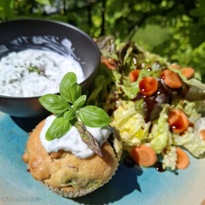 Spargelmuffins mit Kräuter-Joghurt-Dip und Salat serviert