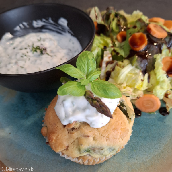 Spargelmuffins mit Kräuter-Joghurt-Dip und Salat serviert
