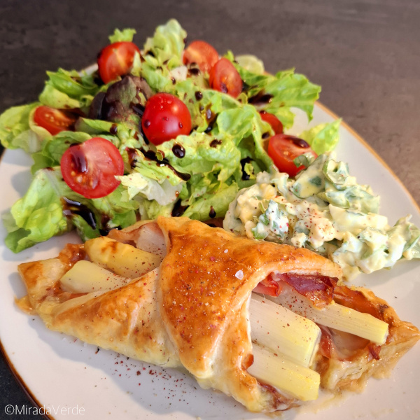 Spargeltasche mit Salat und Kräuterdip