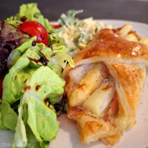 Spargeltasche mit Salat und Kräuterdip