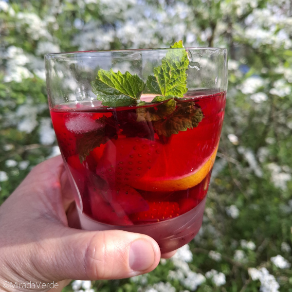 Alkoholfreie Waldmeisterbowle mit Erdbeeren