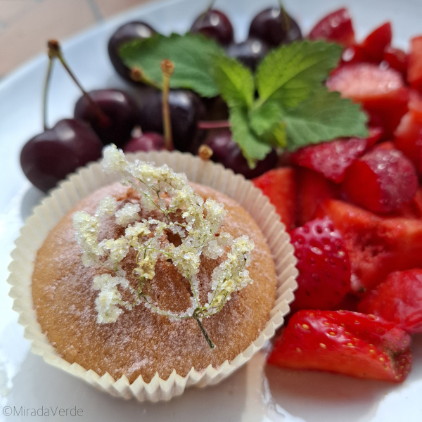 Kandierte Holunderblüte auf Holunderblütenmuffin am Obstteller