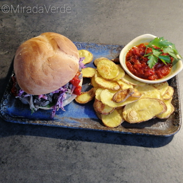 Pulled Jackfruit Burger mit Chips und Paprikasauce