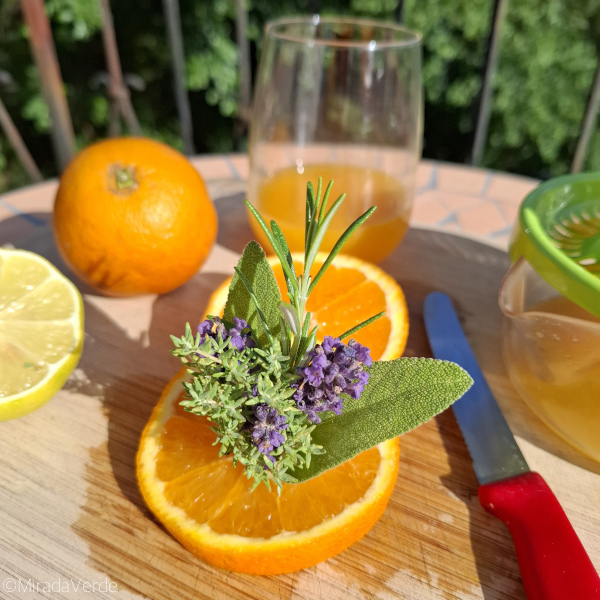Kräuterbouquet aus Rosmarin, Thymian, Salbei und Lavendel in Orangenscheibe