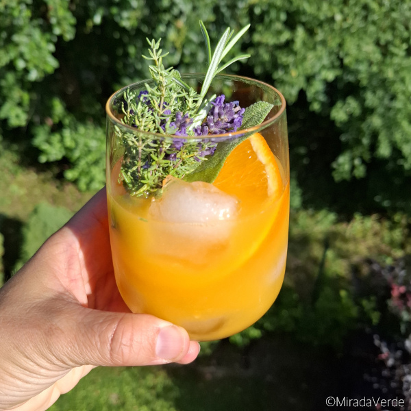 Squeeze me up. Frisch gepresster Orangensaft mit frischem Kräuterbouquet