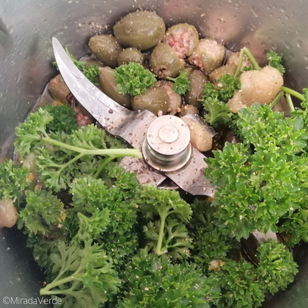 Petersilie und Kapernbeeren für Spargeltatar