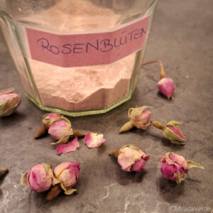 Rosenblütenzucker im Vorratsglas und Rosenblütenknospen