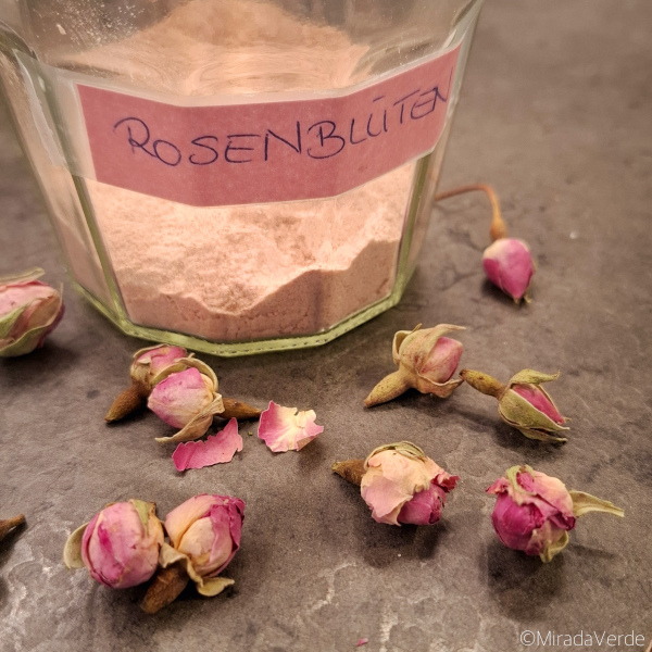 Rosenblütenzucker im Vorratsglas und Rosenblütenknospen