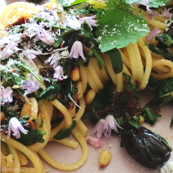 Spaghetti, Pasta, Zwiebelblüte, Mangold, Pinienkerne