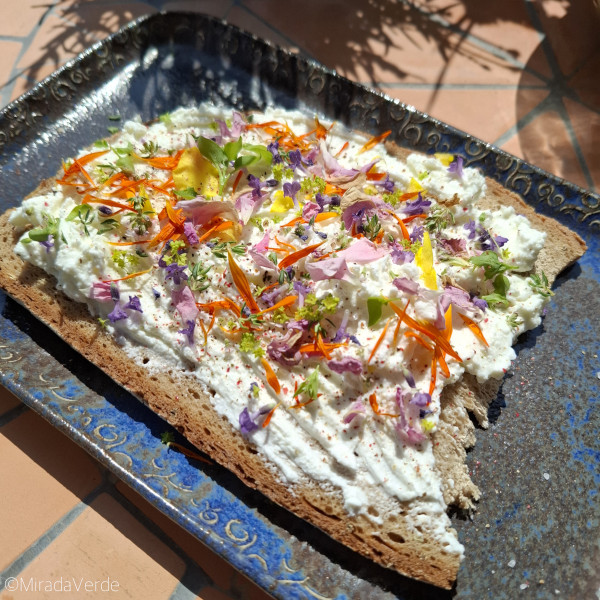 Topfenbrot mit essbaren Blüten