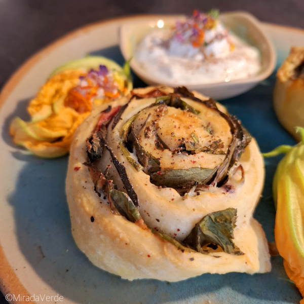 Wildkräuterschnecken mit gefüllten Zucchiniblüten und Topfen mit essbaren Blüten