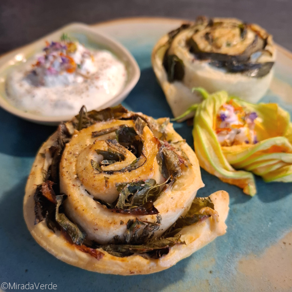 Wildkräuterschnecken mit gefüllten Zucchiniblüten und Topfen mit essbaren Blüten