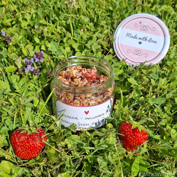 Erdbeer Holunderblüten Rosen Granola im Glas