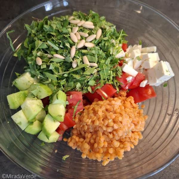 Rote Linsen, Tomate / Ochsenherz, Gurke, Feta, Kräuter, Pinienkerne