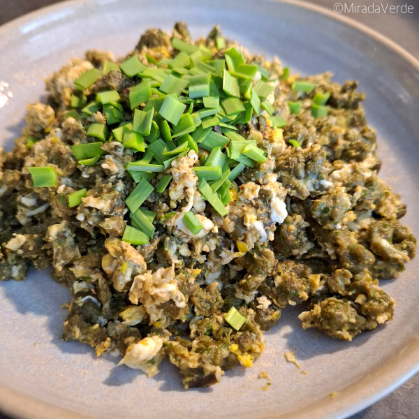 Wildkräuterspätzle mit Ei und Schnittknoblauch
