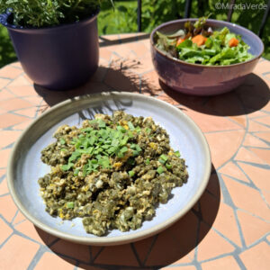 Wildkräuterspätzle mit Ei und Salat