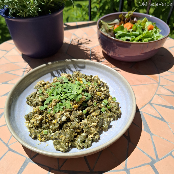 Wildkräuterspätzle mit Ei und Salat