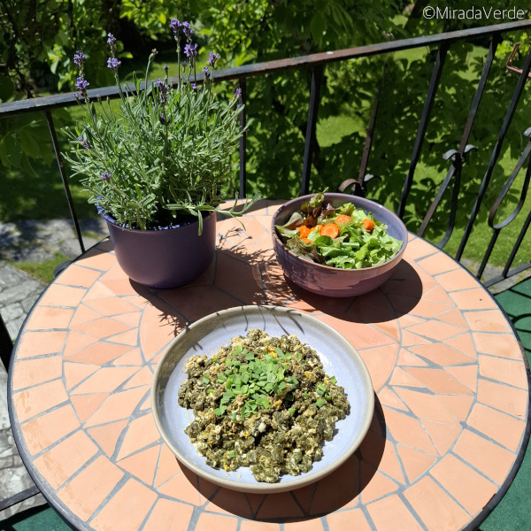 Wildkräuterspätzle mit Ei und Salat