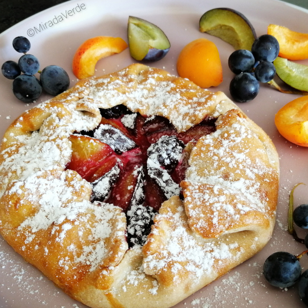 Fruchtige Obstgalette mit Zwetschken, Marillen, Weintrauben, Brombeeren