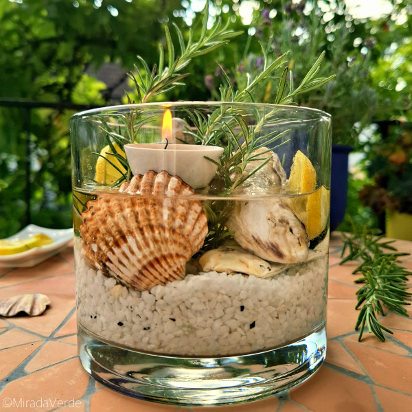 Ministrand zur Mückenabwehr. Muscheln, Rosmarin, Zitrone. Tischdeko