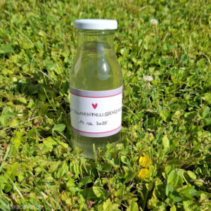 Zitronenmelissensirup in Flasche abgefüllt
