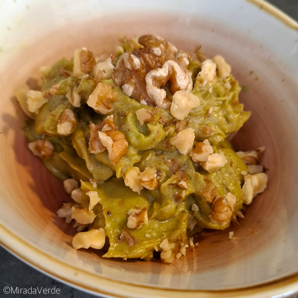 Avocado Dattel Creme mit Walnüssen