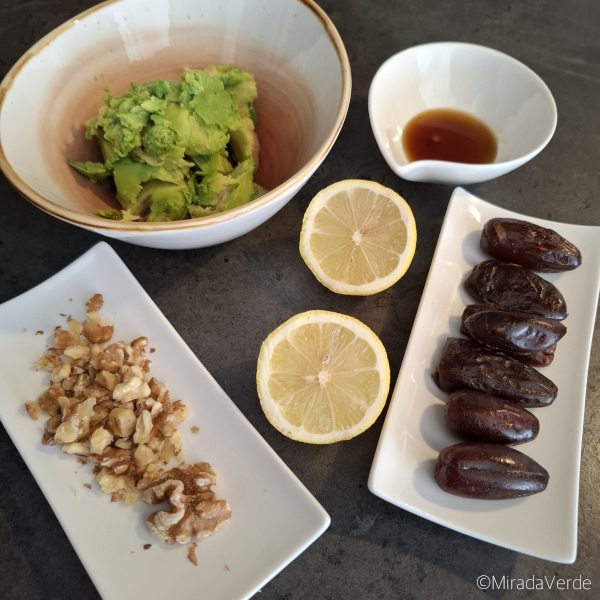 Zutaten für Avocado Dattel Creme mit Walnüssen