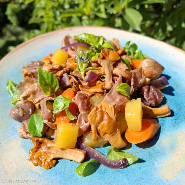 Eierschwammerlgröstl mit Maroni und Pilzkraut