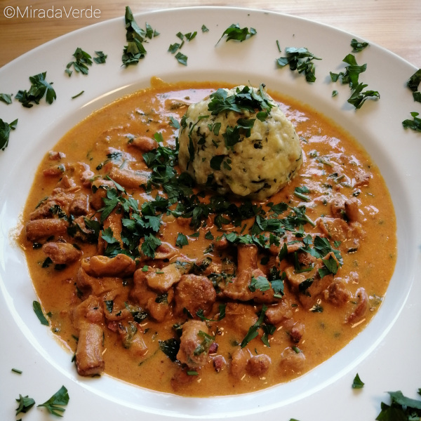 Eierschwammerlgulasch mit Semmelknödel