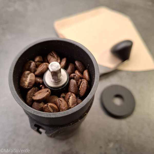 Kaffeebohnen in der Handmühle