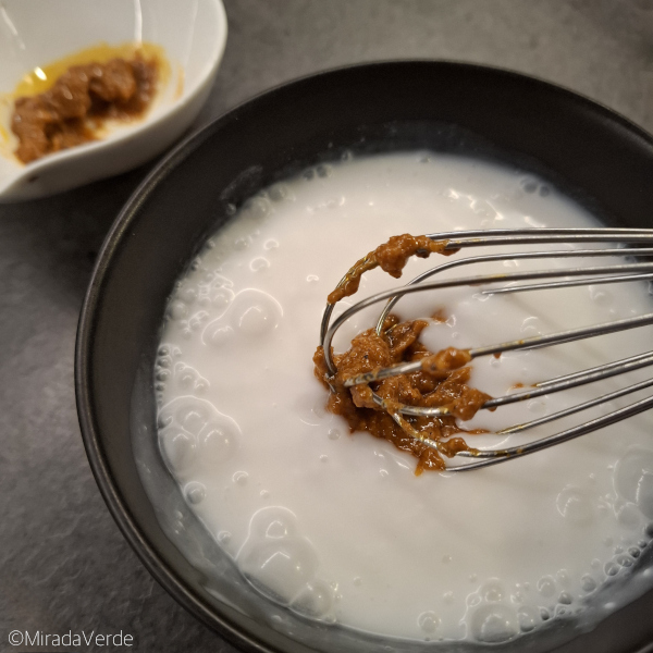 Kormapaste in Kokosmilch rühren