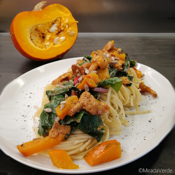 Spaghetti mit Eierschwammerl, Kürbis und Mangold