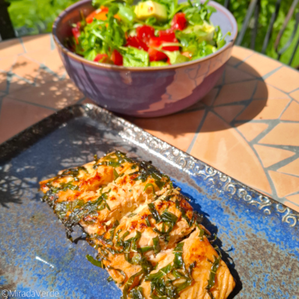 Lachsfilet mit Zitronenverbene, Salat