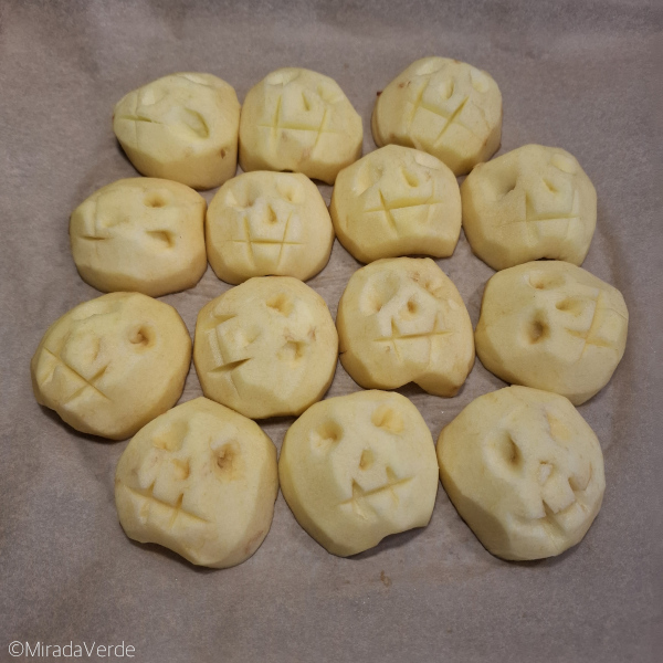 Äpfel mit Fratzen für Halloween Apfelgalette