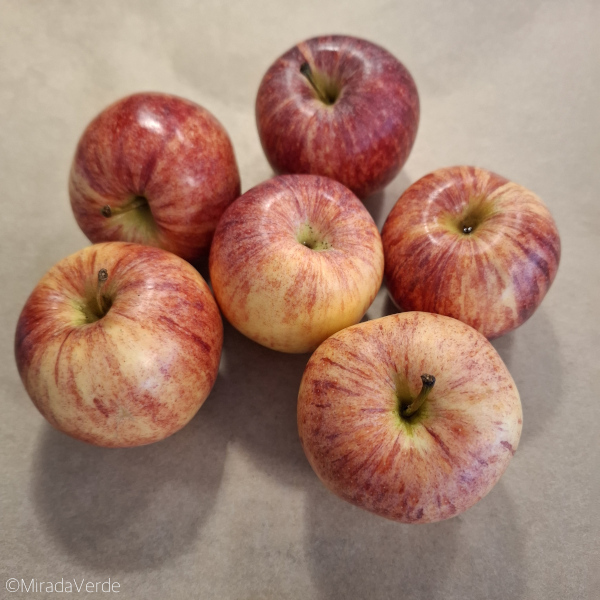 Gala Äpfel ganz