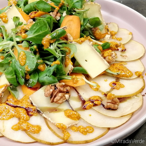 Herbstsalat auf Birnencarpaccio mit Kürbis-Nuss-Creme