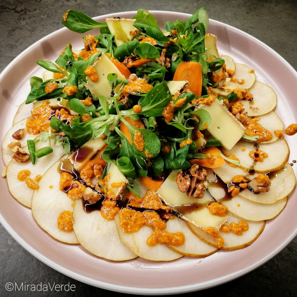 Herbstsalat auf Birnencarpaccio mit Kürbis-Nuss-Creme