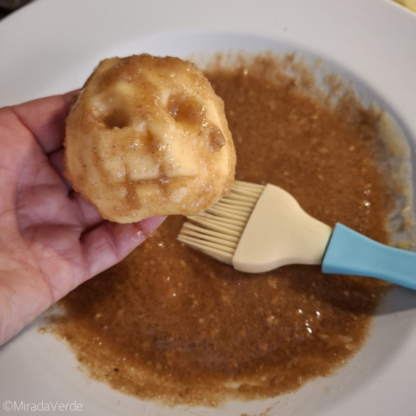 Halloween Äpfel mit Apfel-Zimt-Paste bestreichen