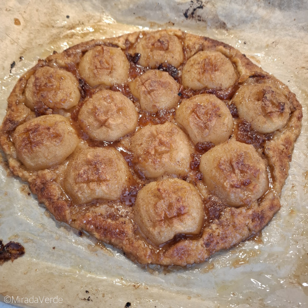 Frisch gebackene Halloween Apfelgalette