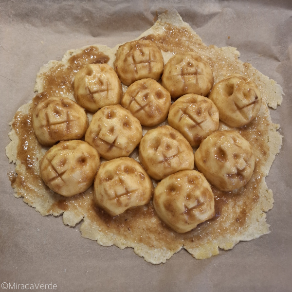 Mit Halloween Äpfel belegter Mürbeteig