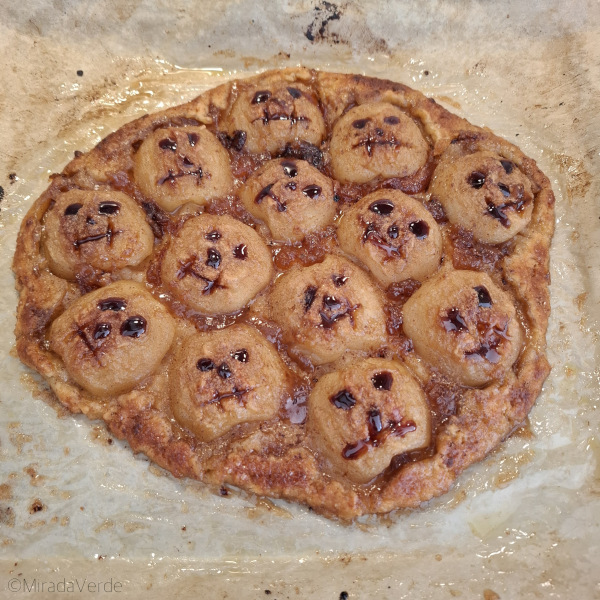 Dattelsirup in Augen, Nase, Mund auf Halloween Apfelgalette