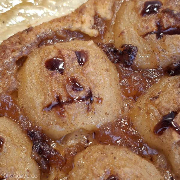 Dattelsirup in Augen, Nase, Mund