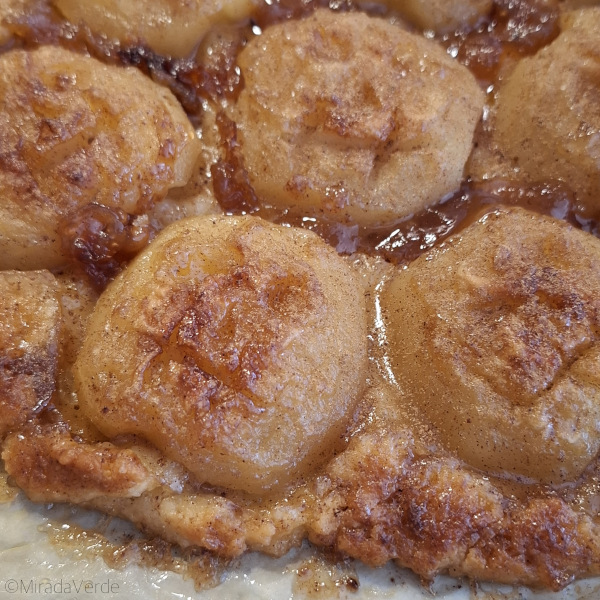 Frisch gebackene Halloween Apfelgalette