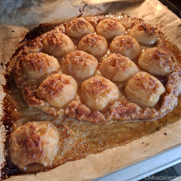 Frisch gebackene Halloween Apfelgalette im Backrohr