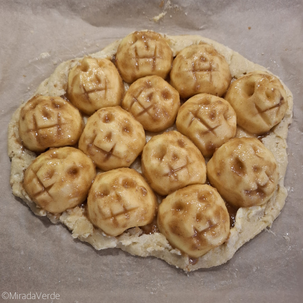 Mit Halloween Äpfel belegter Mürbeteig