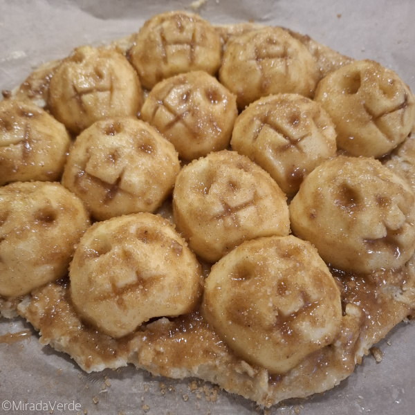 Mit Halloween Äpfel belegter Mürbeteig