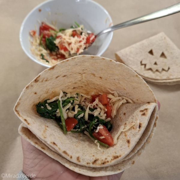Vegetarische Halloween Quesadilla füllen