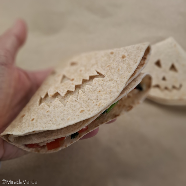 Vegetarische Halloween Quesadilla gefüllt