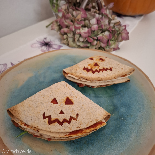 Vegetarische Halloween Quesadilla serviert